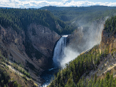 The landscape of the Grand Canyon at Yellowstone National Park.
