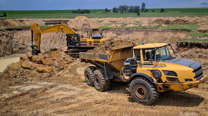 Articulated truck in the process of loading and extracting earth for foundations © WILL PHOTOGRAPHY