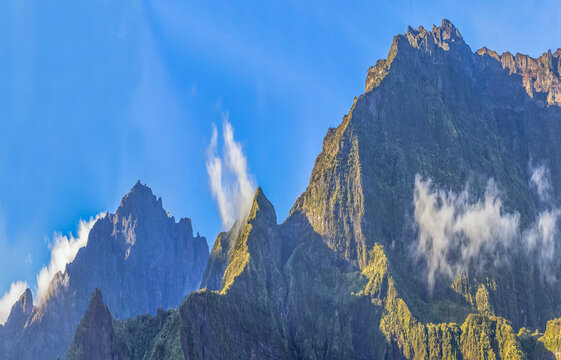 Le piton des Neiges et le Gros Morne, cirque de Cilaos, &Icirc;le de la R&eacute;union 