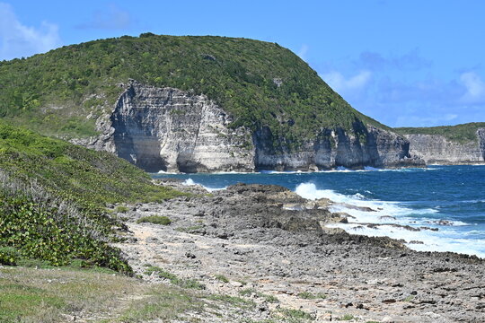 Beau paysage de falaises &agrave; Marie Galante aux Antilles Fran&ccedil;aise sous les tropiques