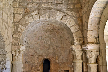 Obraz premium Arles, interni dell'abbazia di Montmajour, Provence, France