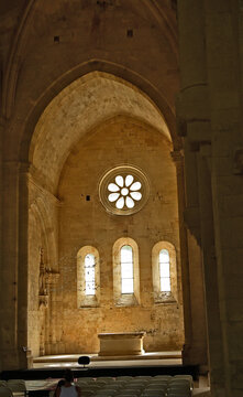 La Roque d'Antheron: interno della chiesa dell'Abbazia di Silvacane, Luberon, Provenza, Francia