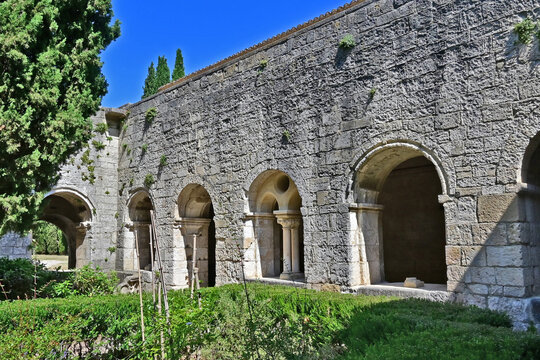La Roque d'Antheron: il chiostro dell'Abbazia di Silvacane, Luberon, Provenza, Francia