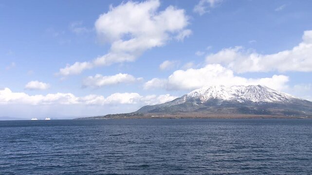 珍しい雪の桜島(鹿児島)_FIX左あけ