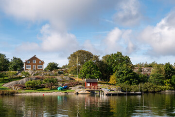 Obraz premium House, red shed and jetty on Albrektssunds canal in Bohuslän, west coast Sweden
