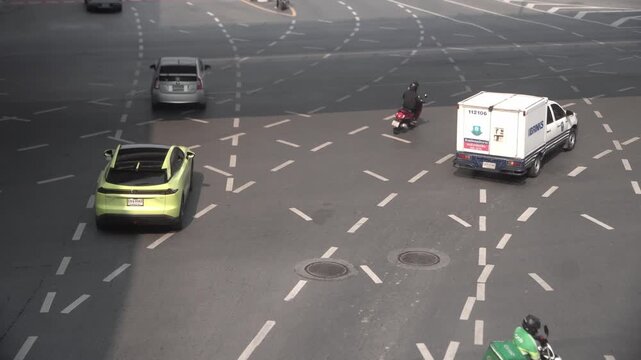 Busy trafic at intersectiob in city