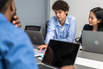 Obraz premium Diverse IT consulting team discussing software integration at office desk, B2B technology solution, SaaS product development, digital transformation workflow and corporate data management concept