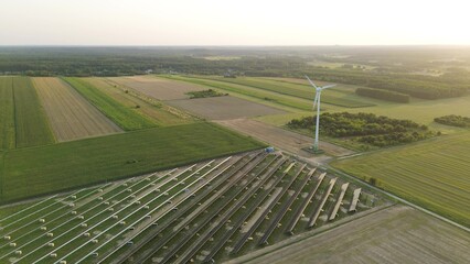 Building solar and wind power on farmland © AlexGo