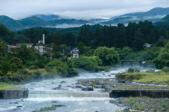 日本の山間部の山の霞と川と川霧の風景 - 栃木県日光市