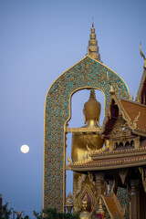 Obraz premium Golden temple tower with moon behind Bangkok Thailand