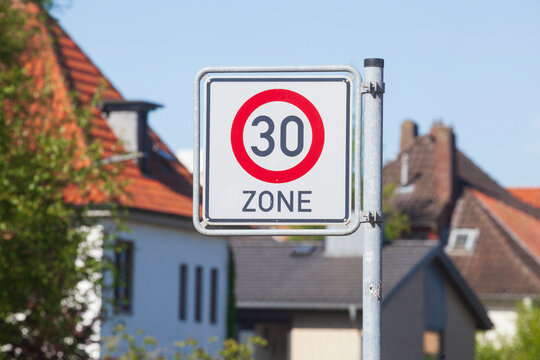 Verkehrsschild Tempo 30 Zone mit Wohngeb&auml;uden im Hintergrund , Bremen, Deutschland