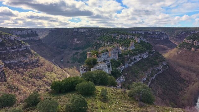 Vista a&eacute;rea cinematogr&aacute;fica de formaciones rocosas erosionadas en un espectacular ca&ntilde;&oacute;n fluvial del norte de Espa&ntilde;a, capturada con dron. Las estructuras geol&oacute;gicas, moldeadas durante miles de a&ntilde;os por