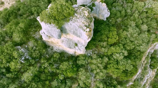 Vista a&eacute;rea cinematogr&aacute;fica de formaciones rocosas erosionadas en un espectacular ca&ntilde;&oacute;n fluvial del norte de Espa&ntilde;a, capturada con dron. Las estructuras geol&oacute;gicas, moldeadas durante miles de a&ntilde;os por