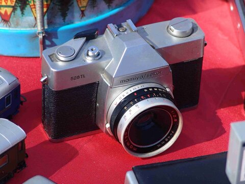 Mamiya Sekor 528TL film camera on red table
