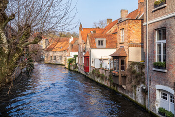 Obraz premium Historic houses and picturesque canals in the center of Bruges, Belgium.