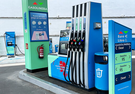 Gasolinera y manguera para llenar dep&oacute;sito de carburante de coche con gasolina y di&eacute;sel gasoil en estaci&oacute;n auto servicio self service