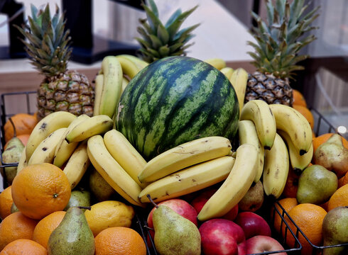 party or buffet, keep in mind that banana apples release ethylene gas acts like ripening hormone, they stay huddled together like this for too long other fruits especially pears will ripen and soften 
