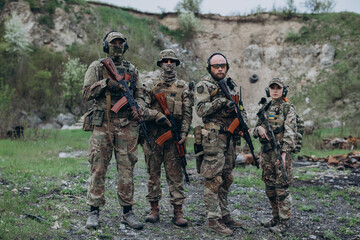 Fototapeta premium Armed group of Ukrainian soldiers posing for camera at the range