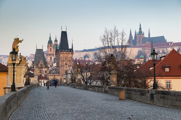 Obraz premium charles Bridge in Prague Czech Republic at sunrise with historic statues