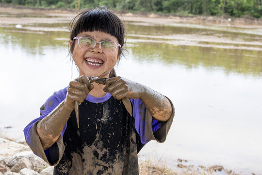 A Chinese little girl catches loaches