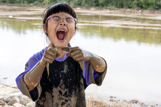 A Chinese little girl catches loaches