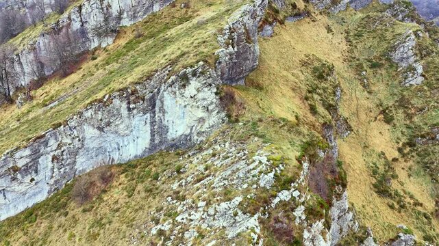 Formaciones rocosas en el ca&ntilde;&oacute;n del Ebro captadas desde el aire, mostrando colores naturales y texturas reales en un paisaje esculpido por la erosi&oacute;n a lo largo del tiempo.