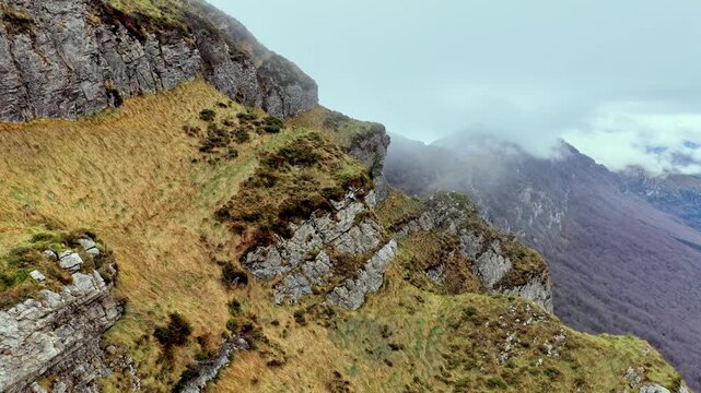 Formaciones rocosas en el ca&ntilde;&oacute;n del Ebro captadas desde el aire, mostrando colores naturales y texturas reales en un paisaje esculpido por la erosi&oacute;n a lo largo del tiempo.