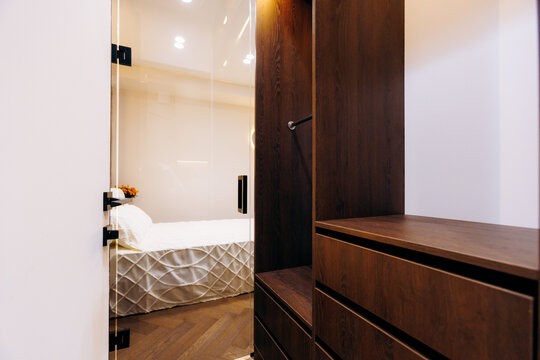 Sleek And Practical City Living Space With Optimized Organization And Modern Finishes