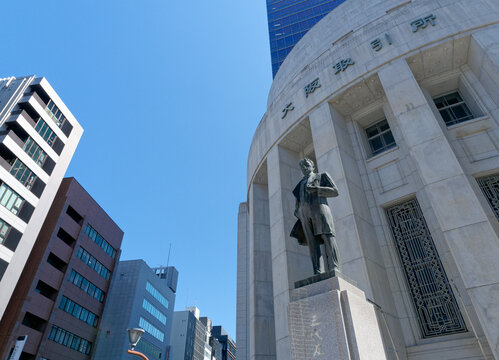 大阪市中央区北浜 大阪取引所と五代友厚像