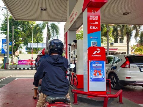 Klaten, Central Java - Indonesia - Mar 31 2026: Motorbikes and cars are lined up to fill up with non-subsidized gasoline, or Pertamax, at a privately operated Pertamina gas station