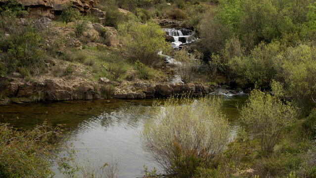 Wasserfall der Ribeira da Foupana vor Mealha, Serra do Caldeir&atilde;o, Algarve