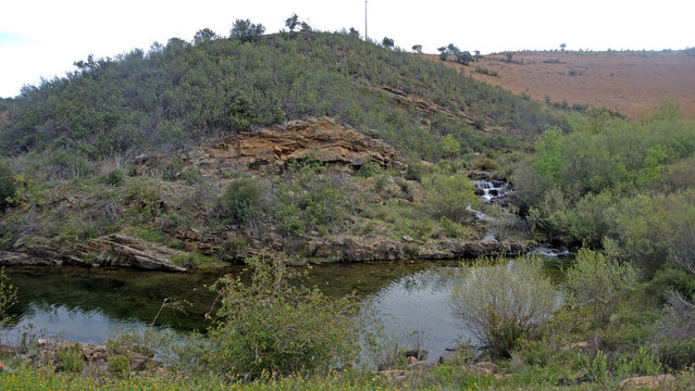 Wasserfall der Ribeira da Foupana vor Mealha, Serra do Caldeir&atilde;o, Algarve
