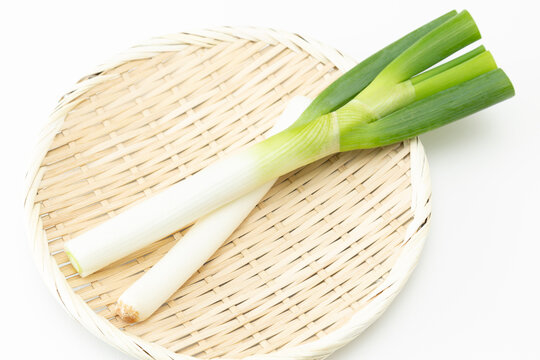 笊に乗った長ネギ　白バック