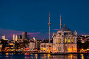 Fototapeta premium Ortakoy Square and Mosque night view in Istanbul