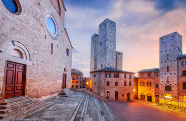 Fototapeta premium San Gimignano, Tuscany - Italy. Picturesque morning view of famous Piazza del Duomo and medieval towers.