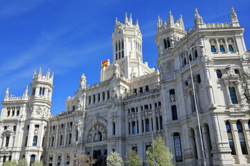 Obraz premium Palacio de Cibeles Façade with Spanish Flag in Madrid