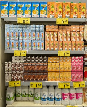 Botellas de leche y cajas de zumos de frutas y batidos en estanter&iacute;a de supermercado Ahorramas de Madrid, Espa&ntilde;a, 22 de febrero de 2026
