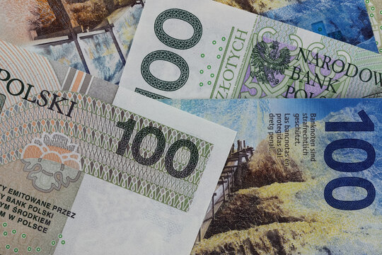 There are Polish zloty and Swiss franc banknotes here, each with a face value of 100