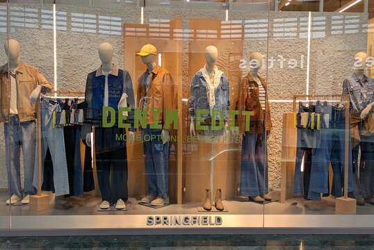 Escaparate con maniqu&iacute;es de tienda de ropa Springfield con cartel Denim Edit en Madrid, Espa&ntilde;a, 22 de febrero de 2026