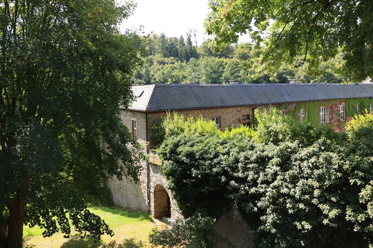 Impressionen von Burg Schnellenberg oberhalb der Stadt Attendorn im Sauerland	