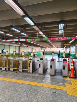 Acesso de passageiros com roletas e piso t&aacute;til em esta&ccedil;&atilde;o do Metr&ocirc;Rio em 2026