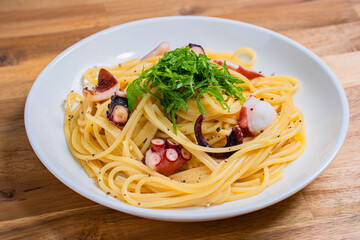 タコと大葉の和風パスタ、シンプルな味付けのスパゲッティ © mike_taro