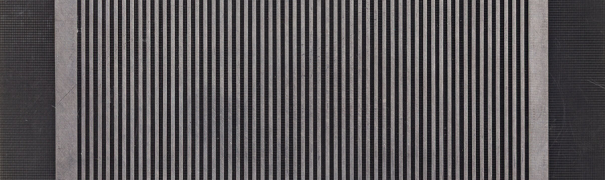Wide aluminum heat sink texture banner, industrial cooling fins background, retro electronics metal surface, horizontal ribbed pattern for technology header design. -Serie IM03