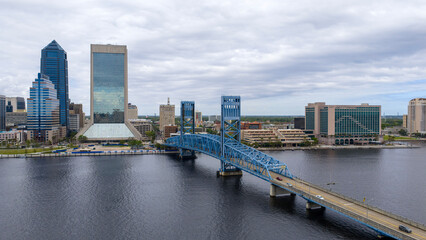 Obraz premium aerial shot of skyscrapers and office buildings along the St. John’s River in Jacksonville Florida USA