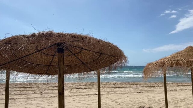 POV entre sombrillas en la playa de Calpe