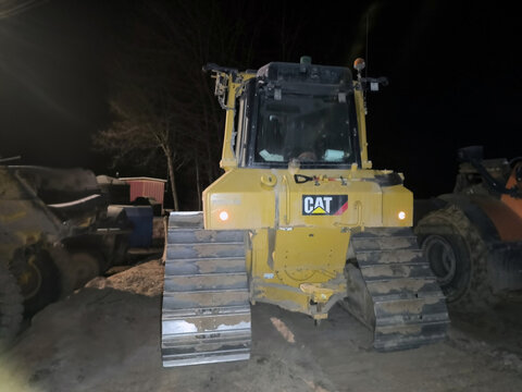 Polska Skały, 21 marca 2026 r., godz. 2:04. Ż&oacute;łty, ciężki spychacz gąsienicowy Caterpillar w kamieniołomie nocą , w wojew&oacute;dztwie świętokrzyskim. Pojazd ma duże, metalowe gąsienice 