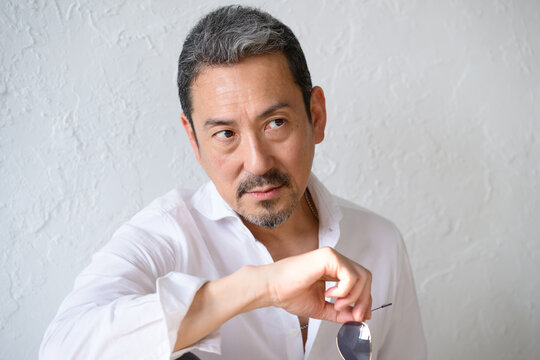 夕日を浴びるダンディな日本人男性