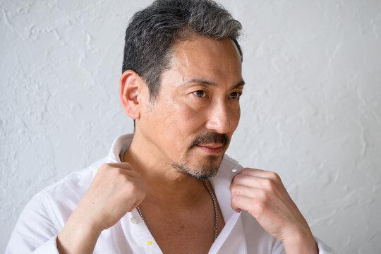 白背景でクールな日本人男性