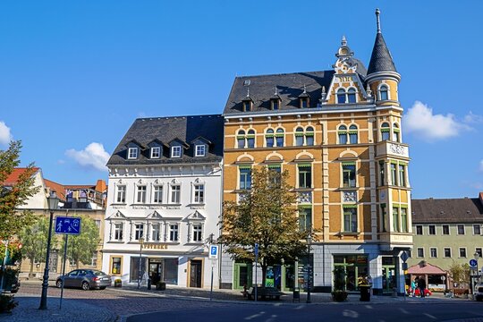 weida, deutschland - sanierte alte h&auml;userzeile am marktplatz