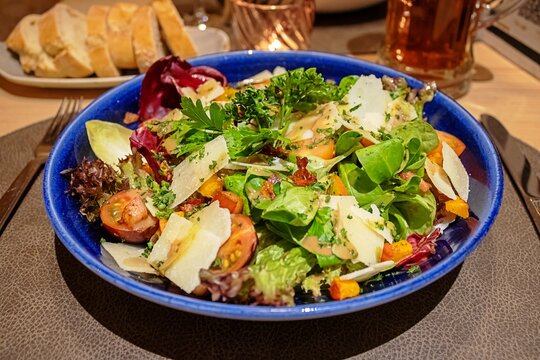 frischer salatteller mit tomaten, k&auml;se und kr&auml;uter
